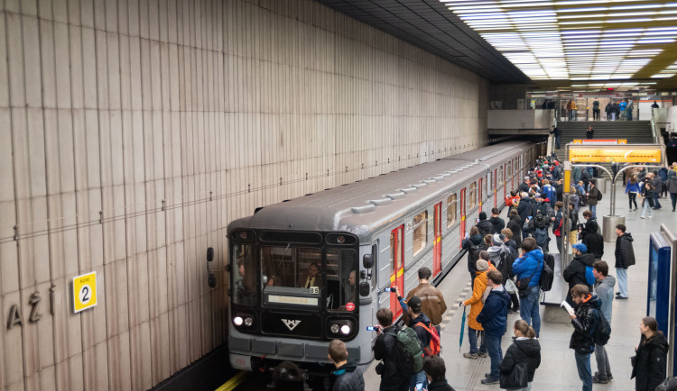 FOTOGALERIE: Na oslavu čtyřicetiletého výročí jezdila na lince metra B historická souprava