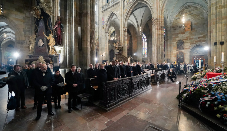 FOTOGALERIE: Známé tváře na Dukově pohřbu