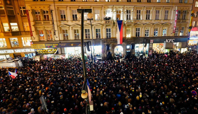 FOTOGALERIE: Nekonečný proud lidí. 17. listopad na Národní