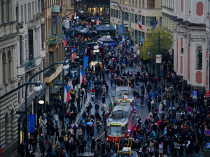 FOTOGALERIE: Nekonečný proud lidí. 17. listopad na Národní