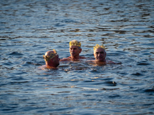 FOTOGALERIE: Otužilci si zaplavali v ledové Vltavě u Karlova mostu