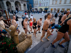 FOTOGALERIE: Otužilci si zaplavali v ledové Vltavě u Karlova mostu