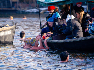 FOTOGALERIE: Otužilci si zaplavali v ledové Vltavě u Karlova mostu