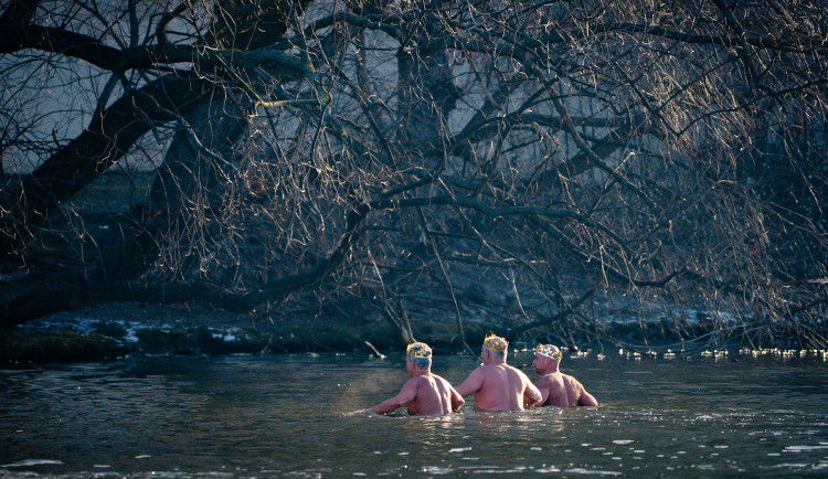 FOTOGALERIE: Otužilci si zaplavali v ledové Vltavě u Karlova mostu