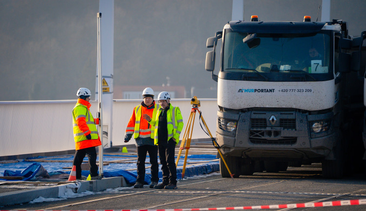 FOTOGALERIE: Zatěžovací zkouška Dvoreckého mostu