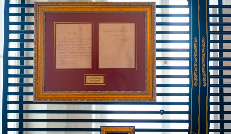 Černý pás vyšívaný zlatou nití s monograme prezidenta Petra Pavla předaný při oficiální návštěvě Černé hory a Bosny a Hercegoviny.