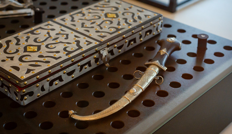 Tradiční dýka s vyrytým nápisem Petr Pavel na rukojeti a zdobení pouzdro z Mauritánské islámské republiky.