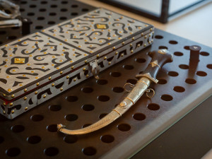 Tradiční dýka s vyrytým nápisem Petr Pavel na rukojeti a zdobení pouzdro z Mauritánské islámské republiky.