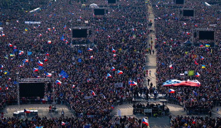 FOTOGALERIE: Podívejte se, jak probíhala demonstrace na Letné