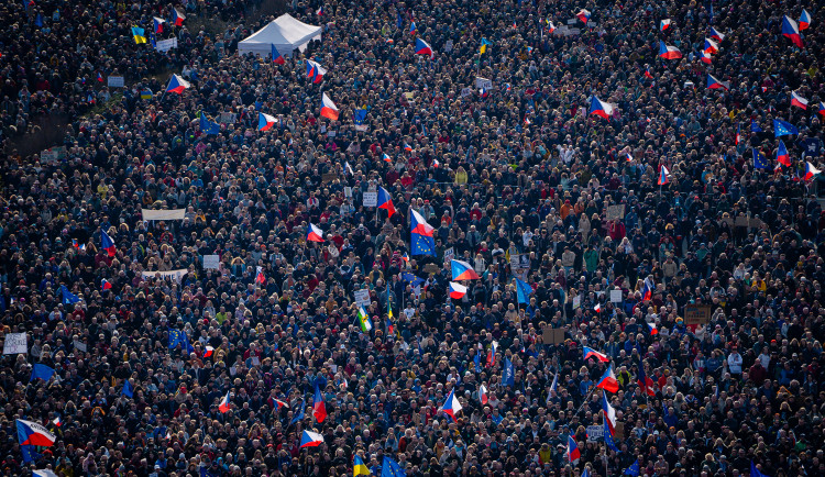 FOTOGALERIE: Podívejte se, jak probíhala demonstrace na Letné