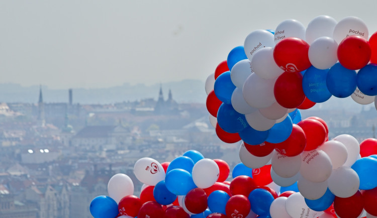 FOTOGALERIE: Kočárky i klepeta. Pochod pro život měl v Praze divoký průběh