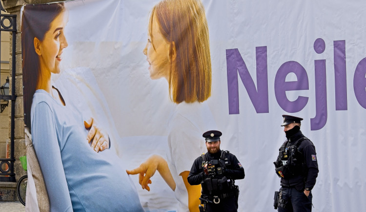 FOTOGALERIE: Kočárky i klepeta. Pochod pro život měl v Praze divoký průběh