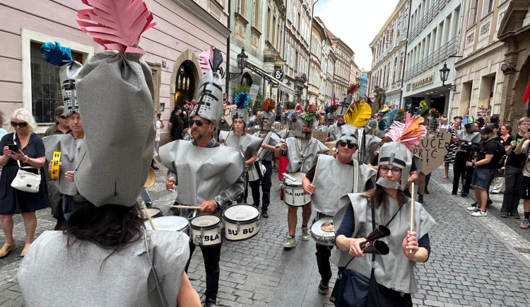 FOTOGALERIE: Ruce pryč od médií. Za jejich nezávislost demonstrují bubeníci i rytíři