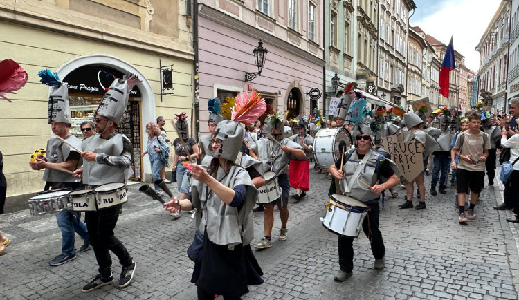 FOTOGALERIE: Ruce pryč od médií. Za jejich nezávislost demonstrují bubeníci i rytíři