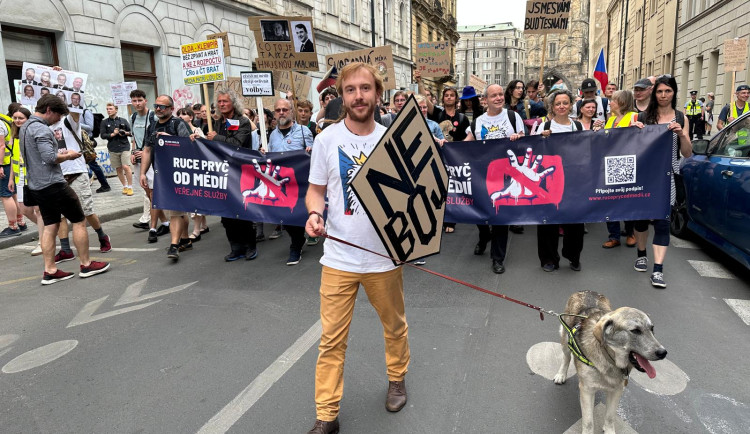 FOTOGALERIE: Ruce pryč od médií. Za jejich nezávislost demonstrují bubeníci i rytíři