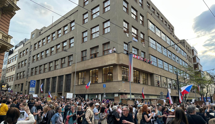 FOTOGALERIE: Ruce pryč od médií. Za jejich nezávislost demonstrují bubeníci i rytíři