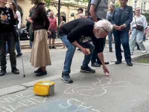 FOTOGALERIE: Ruce pryč od médií. Za jejich nezávislost demonstrují bubeníci i rytíři