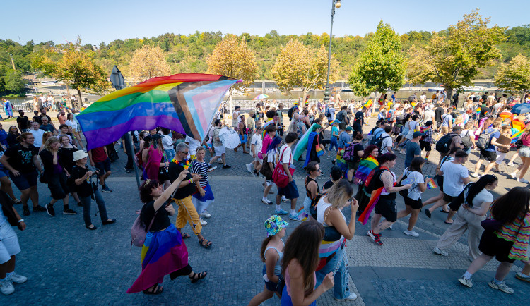 FOTOGALERIE: Prahou prošly tisíce lidí na duhovém průvodu Prague Pride