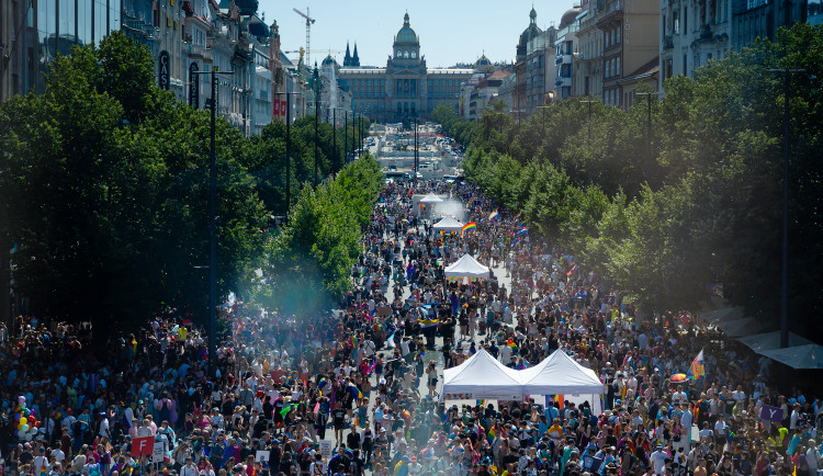 FOTOGALERIE: Prahou prošly tisíce lidí na duhovém průvodu Prague Pride