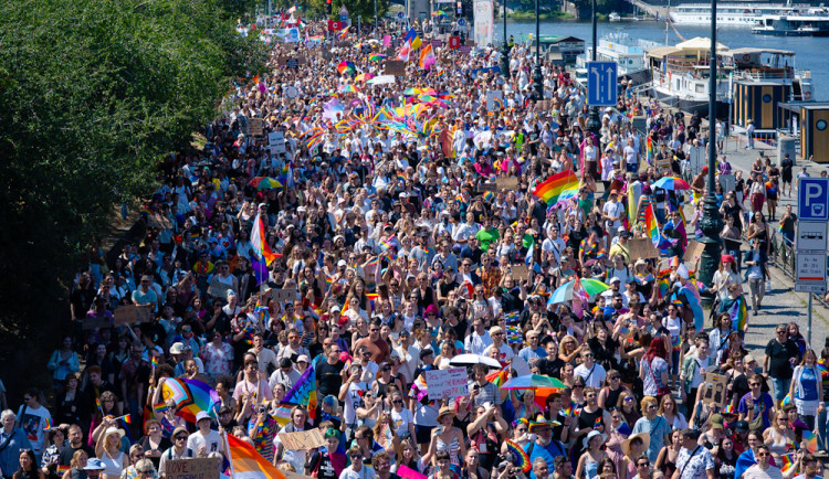 FOTOGALERIE: Prahou prošly tisíce lidí na duhovém průvodu Prague Pride