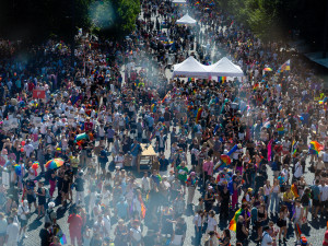 FOTOGALERIE: Prahou prošly tisíce lidí na duhovém průvodu Prague Pride