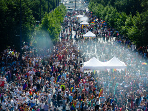 FOTOGALERIE: Prahou prošly tisíce lidí na duhovém průvodu Prague Pride