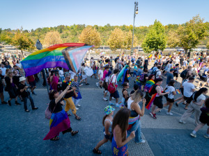 FOTOGALERIE: Prahou prošly tisíce lidí na duhovém průvodu Prague Pride
