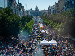 FOTOGALERIE: Prahou prošly tisíce lidí na duhovém průvodu Prague Pride