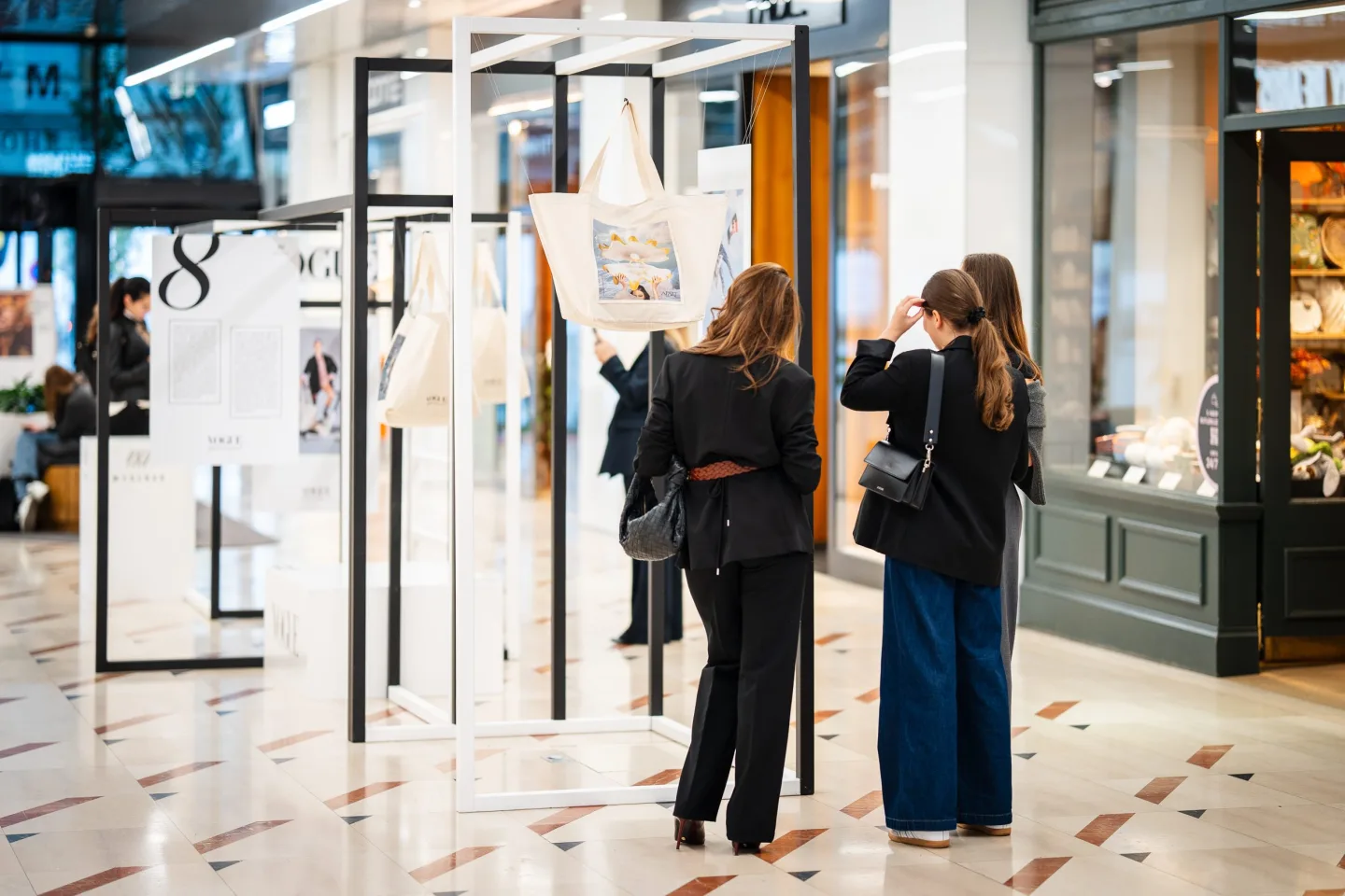 Plátěná taška jako galerijní objekt. Výstava IT BAG v nákupní galerii Myslbek