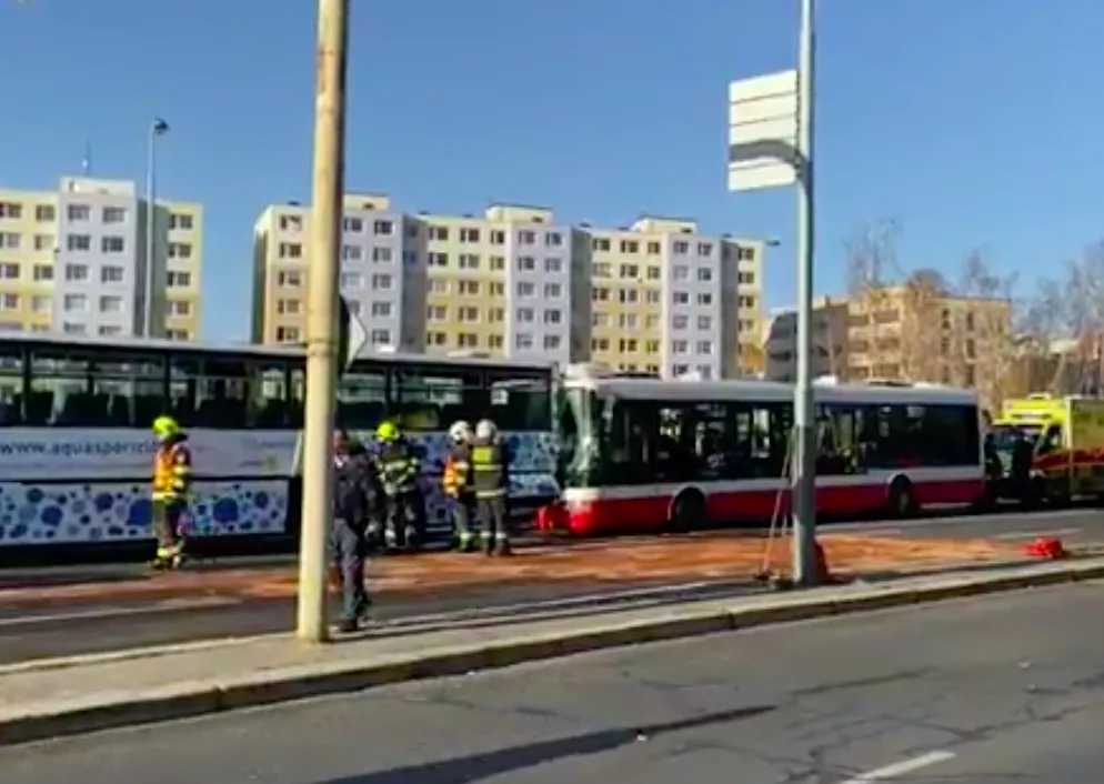Nehoda autobusů na Chodově si vyžádala 18 zraněných.