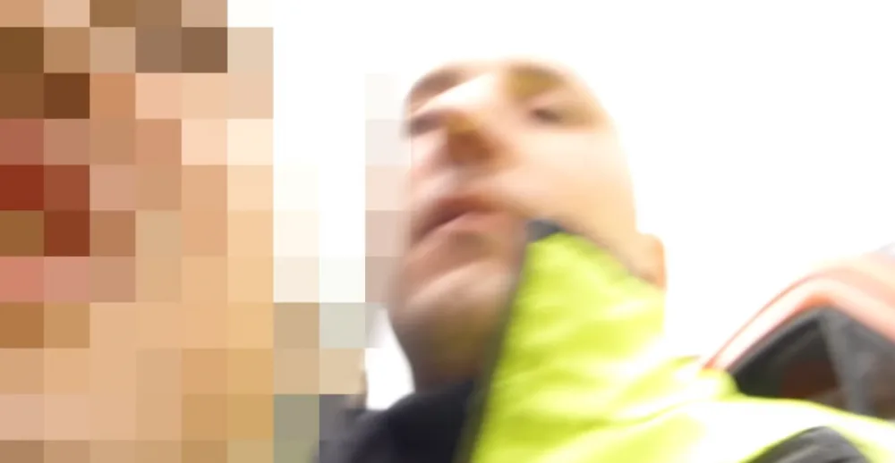 VIDEO: Kreténi, já jsem nezastavil. Hajzle, co po mně chceš, křičel muž na strážníky, pak je napadl