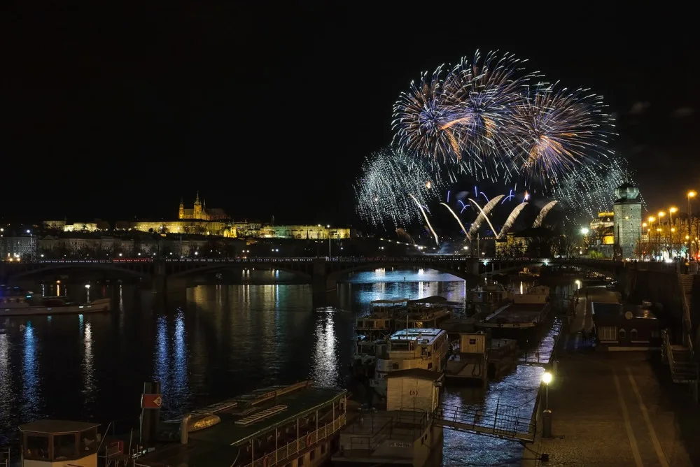 Novoroční ohňostroj bude vzpomínkou na Karla Gotta. Odpálen bude z Bastionu