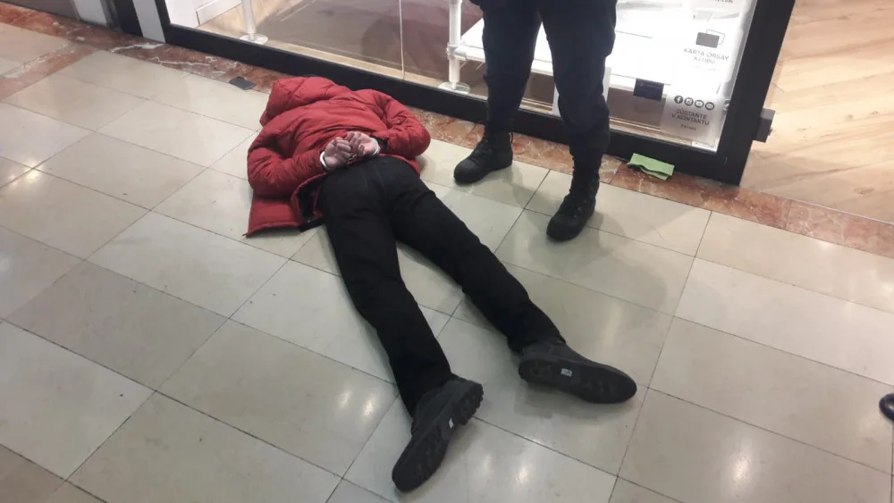Šťouchnutí v metru vygradovalo v brutální útok. Muž ozbrojený nožem skončil v poutech.
