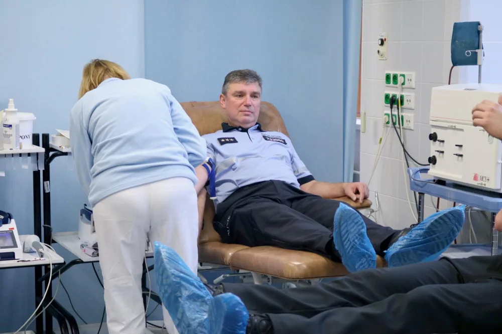 FOTO: Pražští policisté darovali krev. Navštívili transfuzní stanici ve Střešovicích