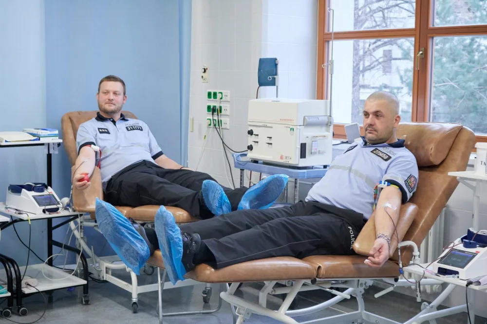 FOTO: Pražští policisté darovali krev. Navštívili transfuzní stanici ve Střešovicích