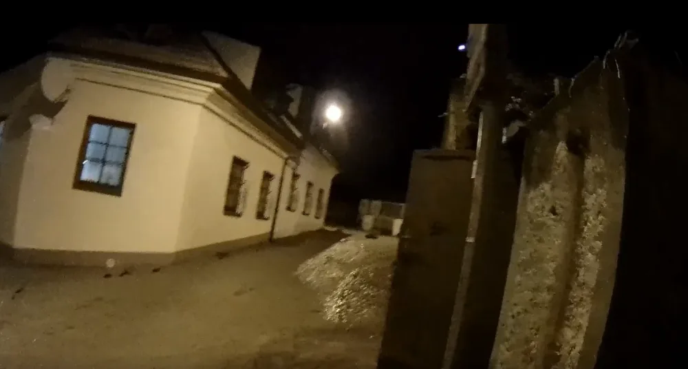 VIDEO: Masivní havárie vody vyhnala lidi z domovů v Praze 6. Situace by měla být v pořádku večer