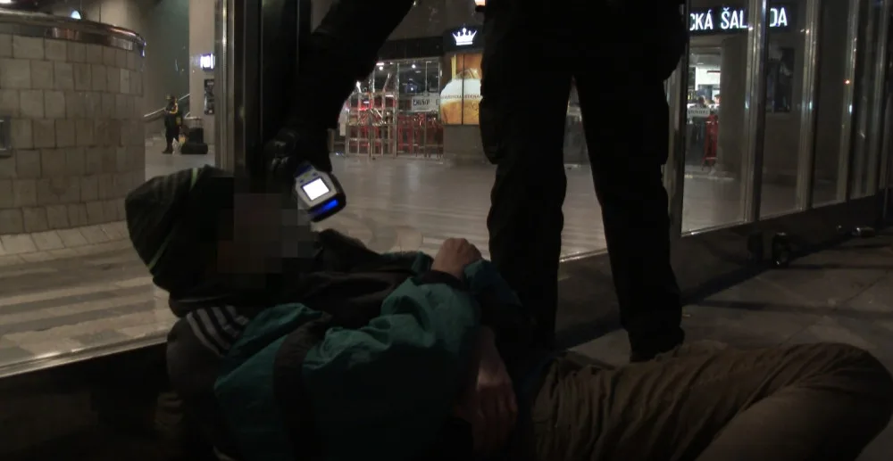 VIDEO: Strážníci kontrolovali bezdomovce. Prevence může vést k záchraně života