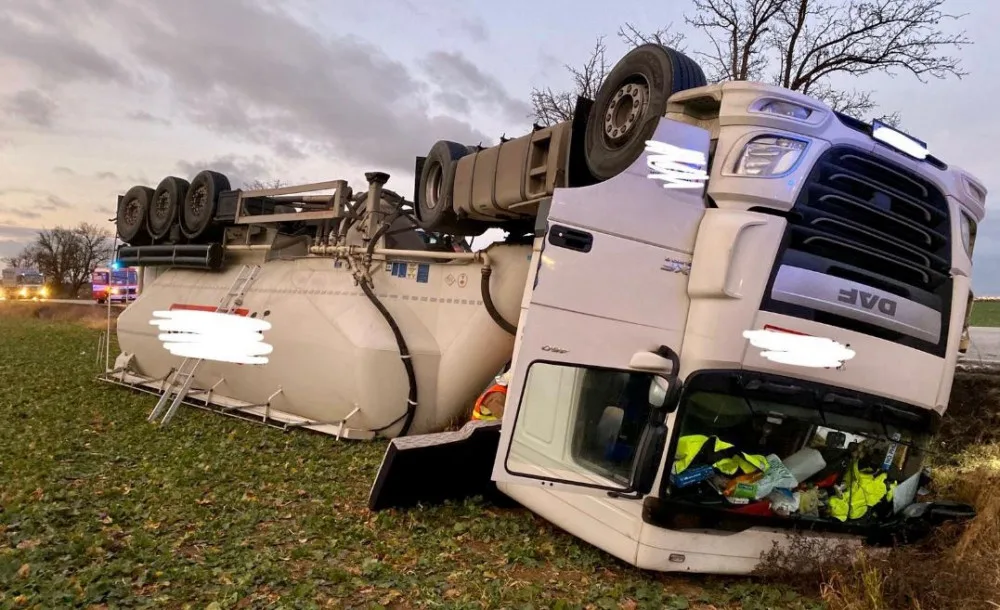 V Praze 6 ráno uzavřela dopravu převrácená cisterna na cement