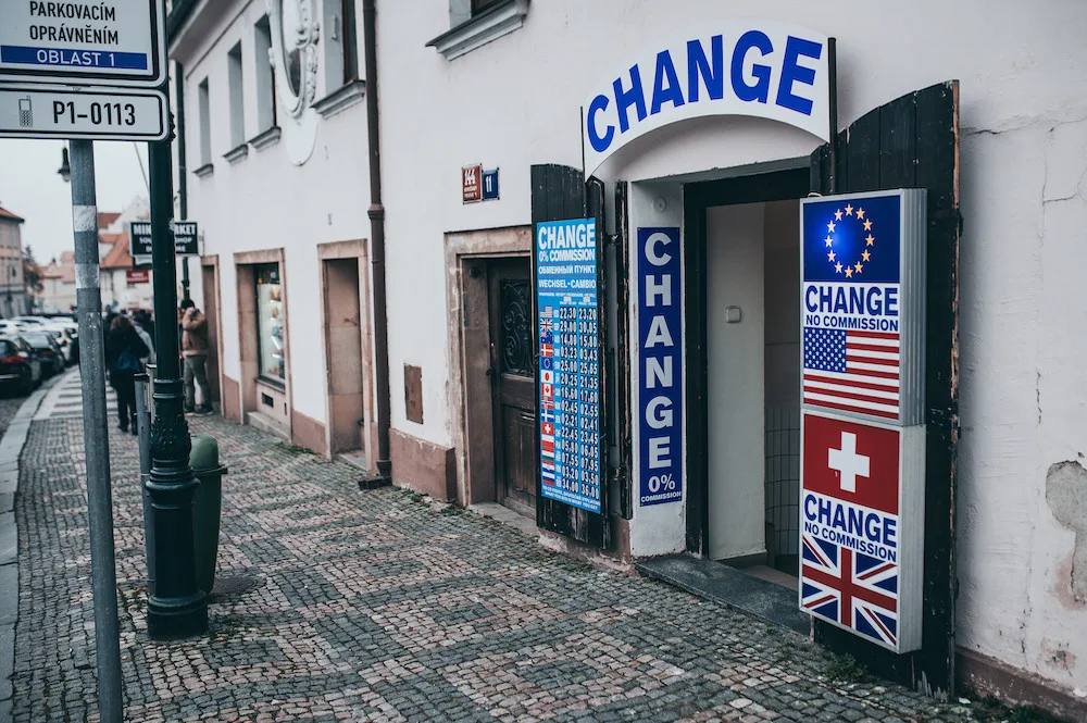 Praha chce zatočit s vizuálním smogem. Nová pravidla mají omezit nevkusnou reklamu.