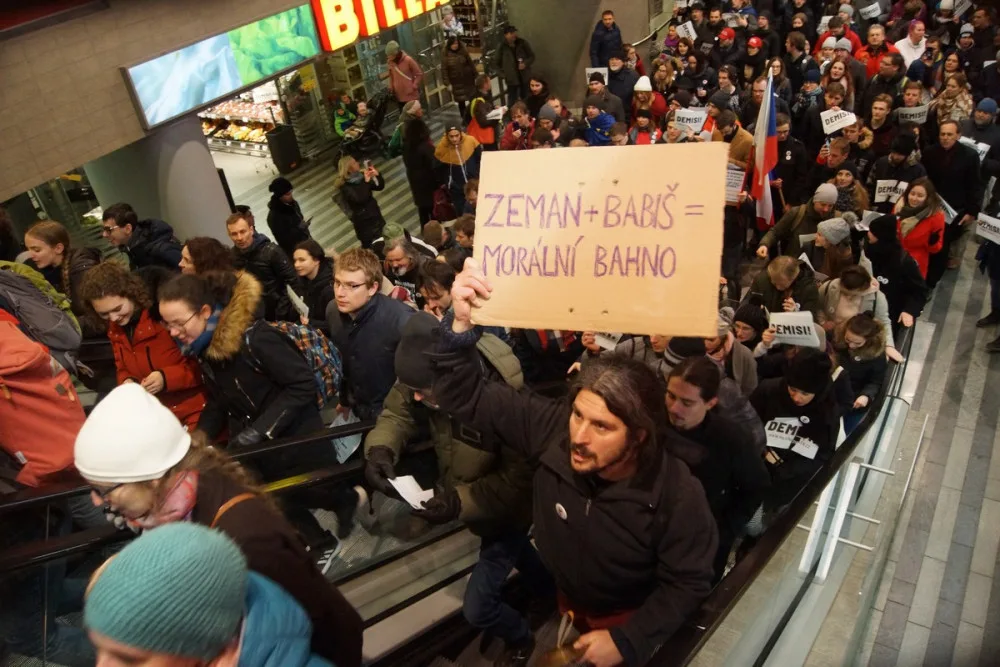 FOTO/VIDEO: Demonstrace proti Babišovi se účastnilo 50 tisíc lidí. Za týden se akce bude opakovat