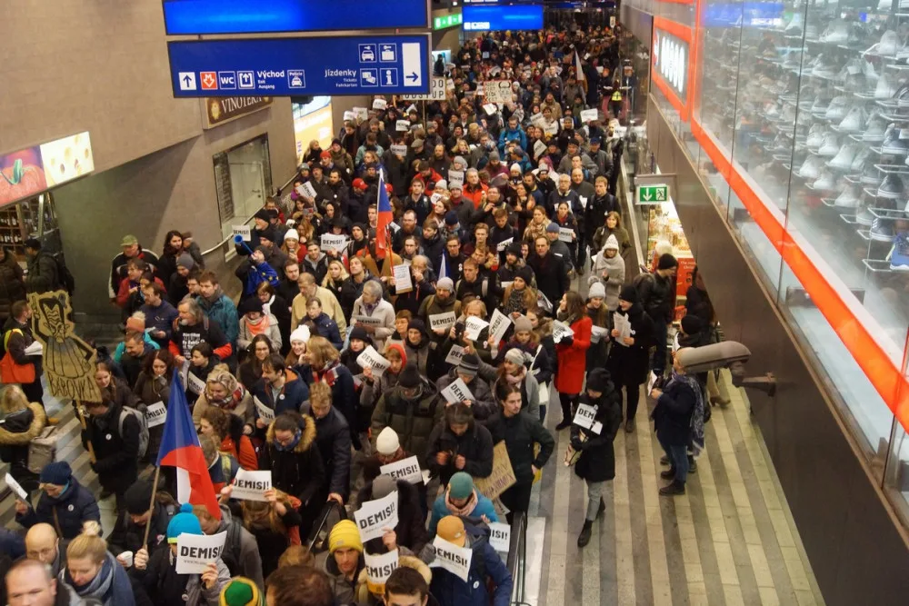 FOTO/VIDEO: Demonstrace proti Babišovi se účastnilo 50 tisíc lidí. Za týden se akce bude opakovat