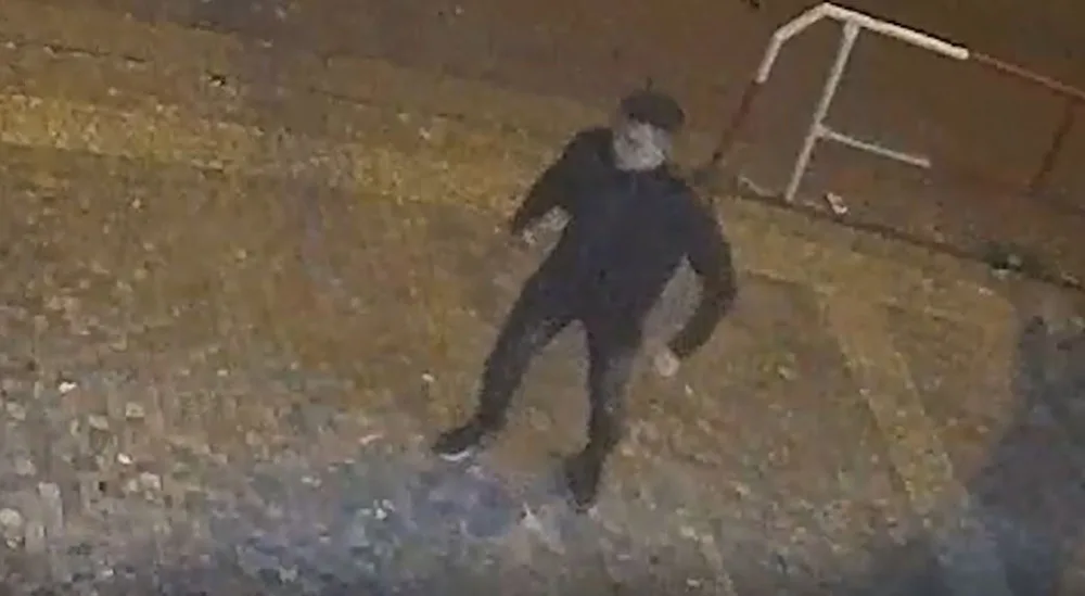 VIDEO: Policie pátrá po muži, který před Retro Music Hall zezadu napadl a zranil jiného muže