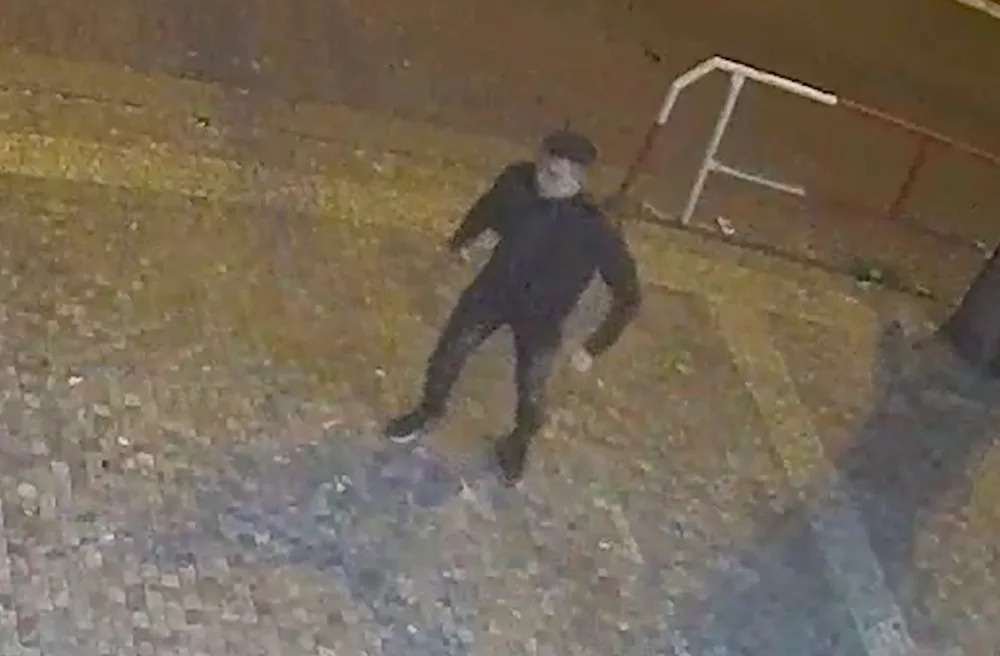 Policie hledá neznámého útočníka. Před klubem v centru Prahy zranil jiného muže.