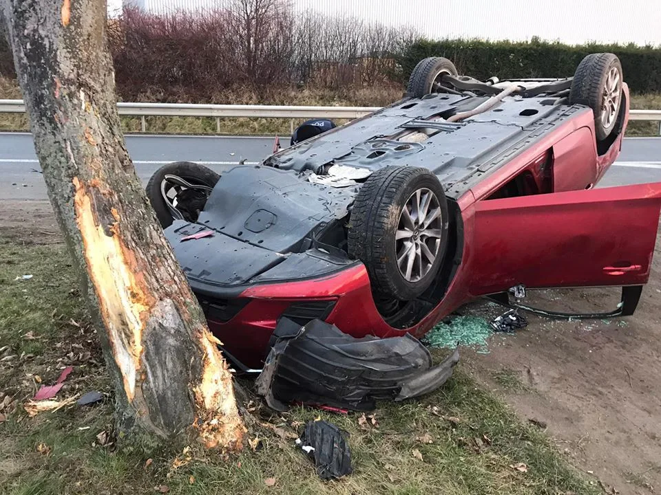 Vážná nehoda na hlavním tahu do Prahy. Osobní automobil skončil na střeše.
