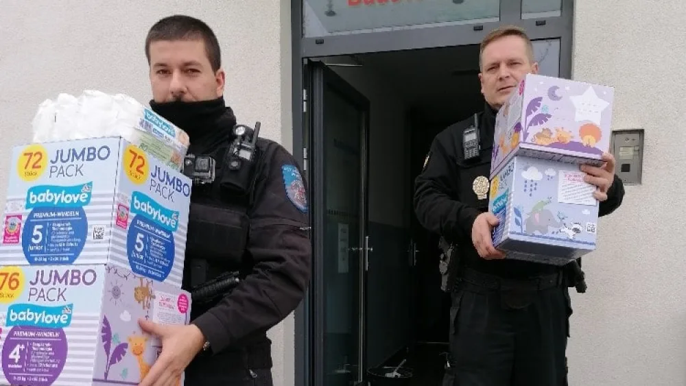 Dobrý skutek před Vánocemi. Strážníci vybrali peníze na potřeby Dětského centra Strančice