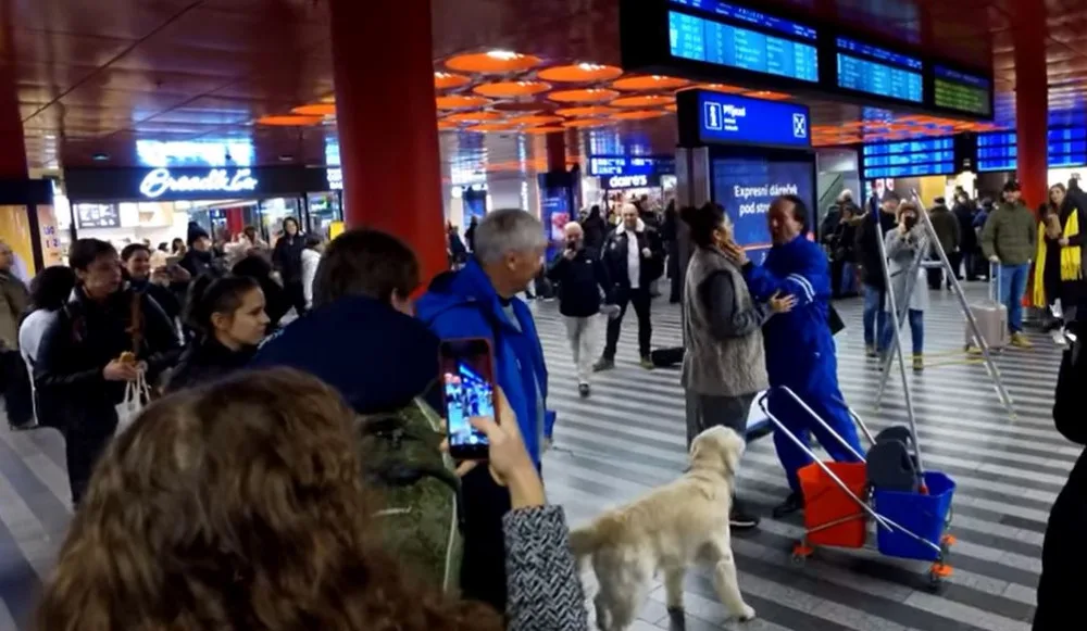 VIDEO: Na Hlavním nádraží zpíval údržbář i uklízečka. Slavili znovuotevření Státní opery