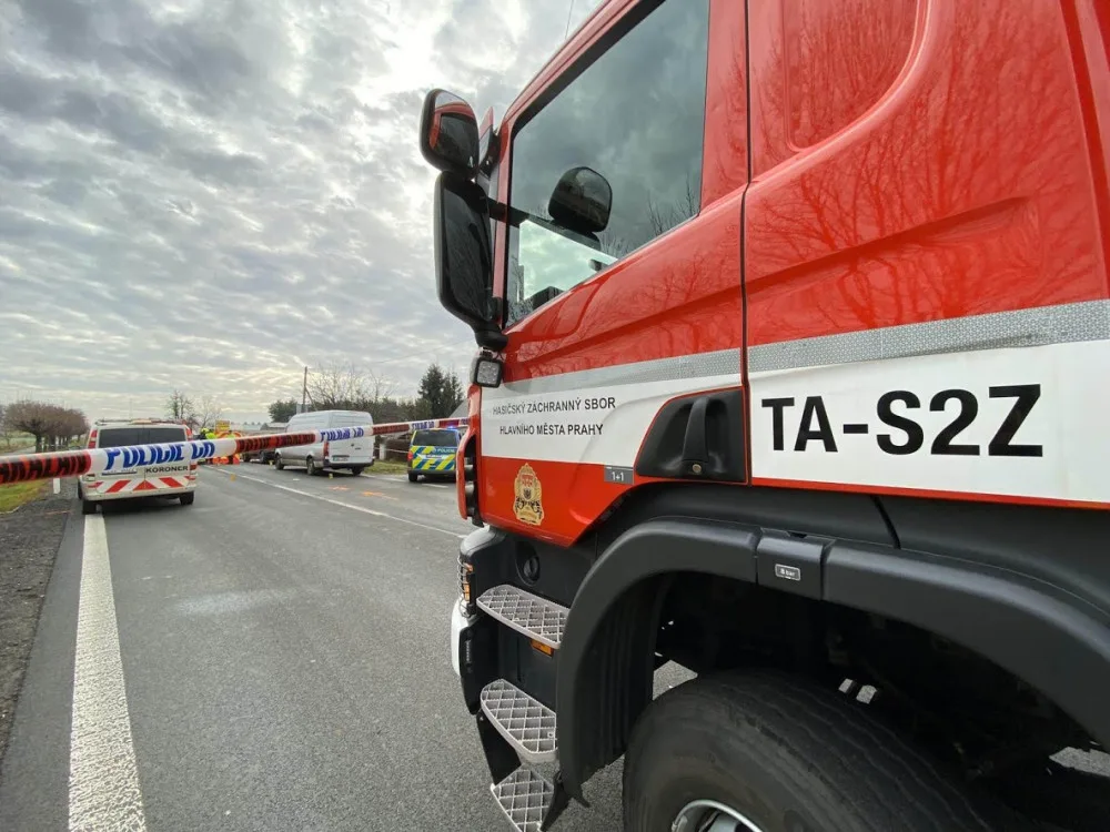 FOTO: Provoz na Jižní spojce zastavila nehoda. Zraněného museli vyprostit hasiči
