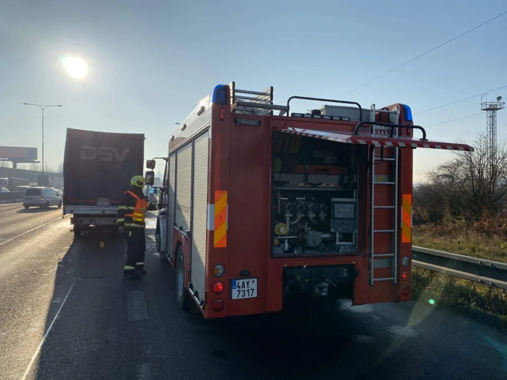 FOTO: Provoz na Jižní spojce zastavila nehoda. Zraněného museli vyprostit hasiči