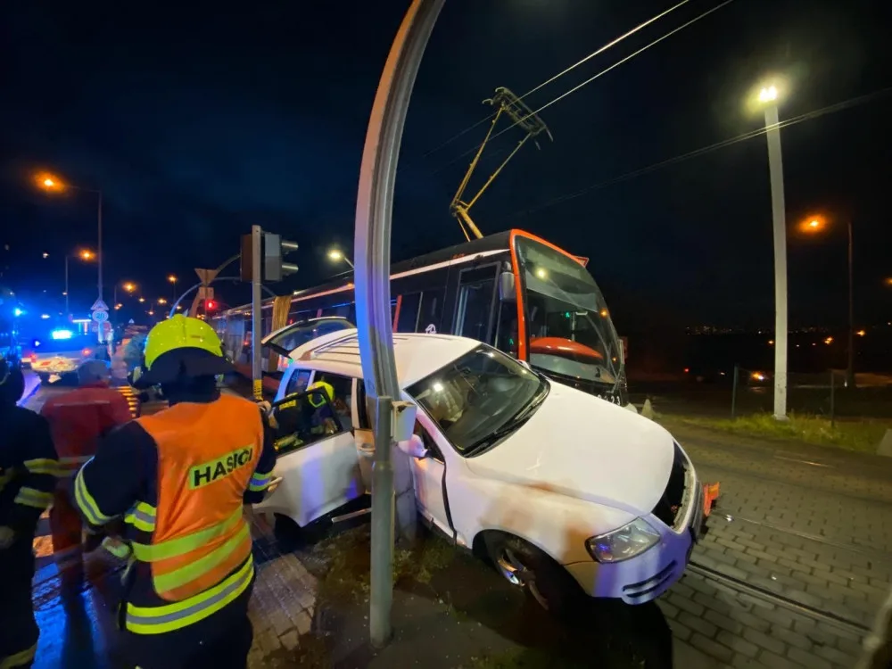 Na Barrandově došlo k dopravní nehodě. Auto se srazilo s tramvají