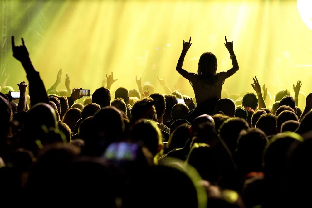 Tři sestry narazily na podiu sud. Vánoční koncert přilákal také fotbalové legendy.